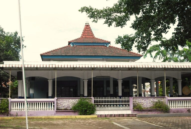 Muslim mob confuses christian retreats in indonesia