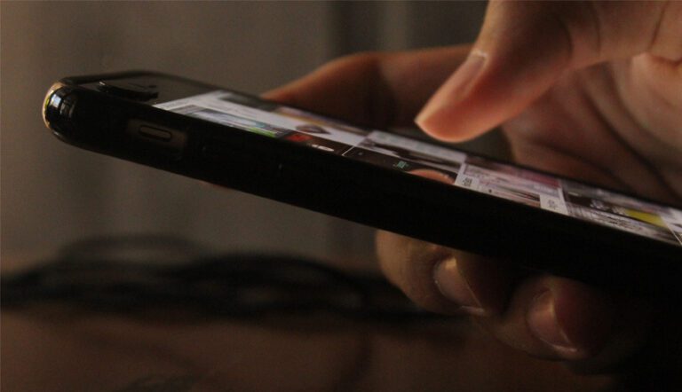 Don’t drag you to the darkness, shine like a star for God, bringing hope to a broken world Don't drag you to the darkness, shine like a star