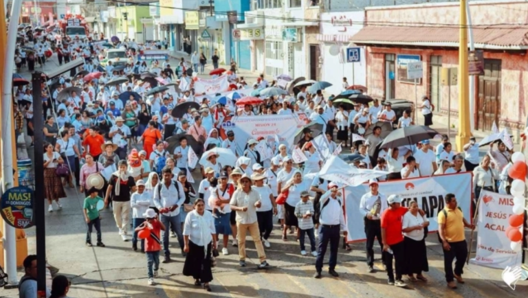 10,000 believers gather in a march of thanksgiving for peace in Chiapas, Mexico 10,000 believers gather in a march of thanksgiving for peace