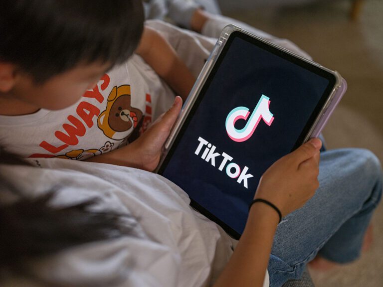 Australia becomes first country to ban social media access for