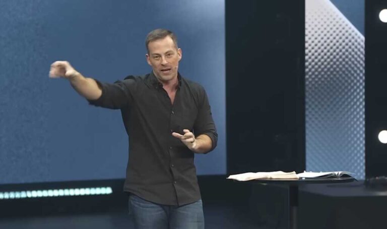 Texas pastor urges cohabiting couples to marry dozens attend